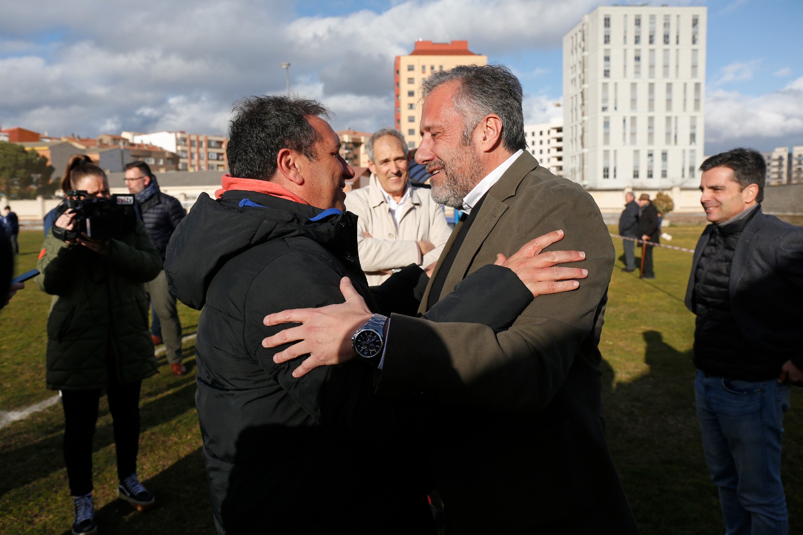 EL PRESIDENTE DE LAS CORTES, CARLOS POLLÁN, VISITA JUNTO A EUSEBIO SACRISTÁN LA SEDE DE LEÓN DE LA ESCUELA DE DEPORTE INCLUSIVO