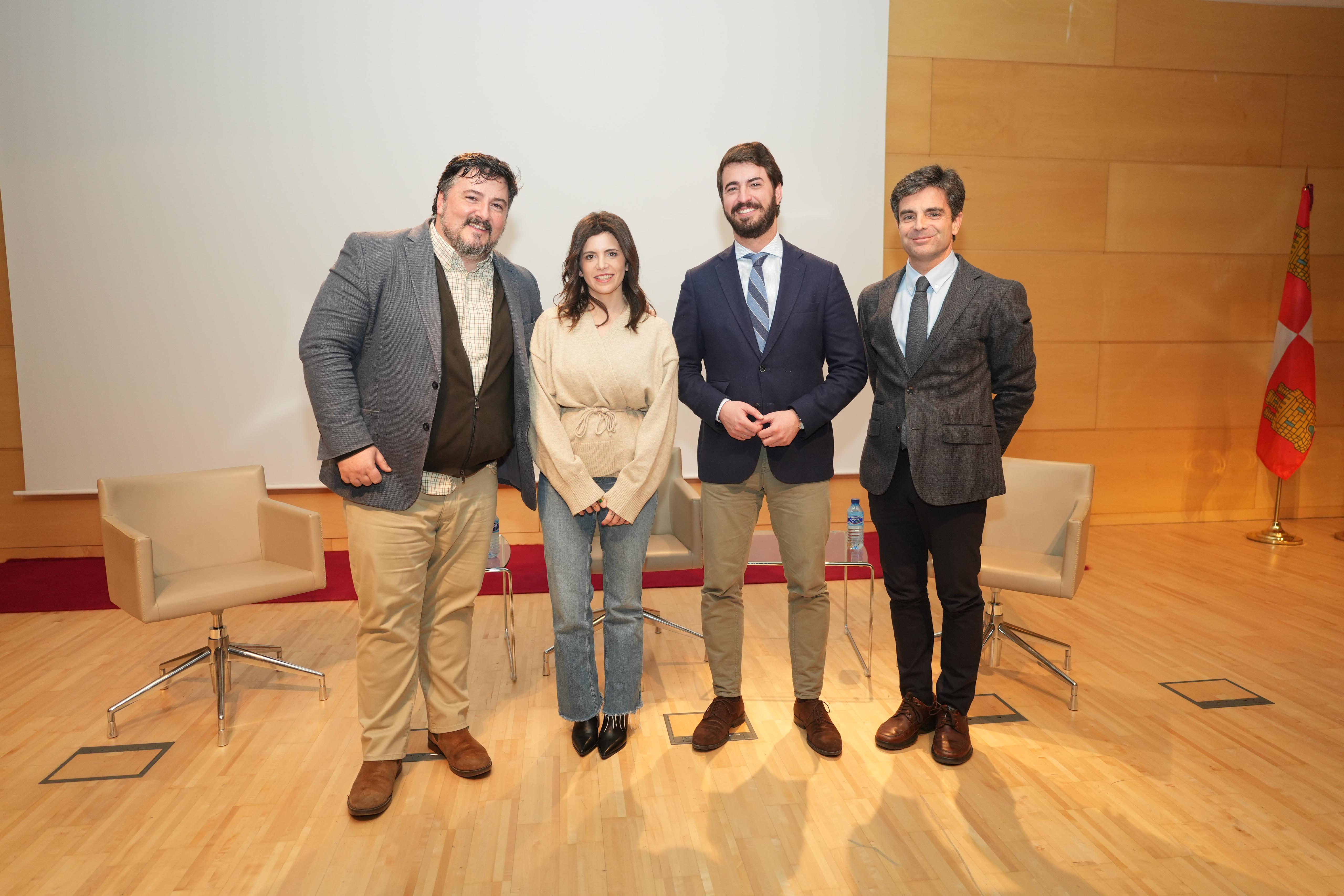 La escritora Ana Iris Simón y el ensayista Pedro Herrero en las Cortes