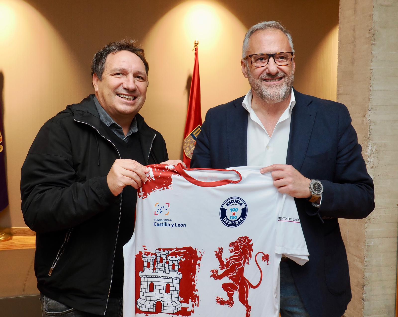 Las Cortes de Castilla y León abren sus puertas a los niños de la Escuela 100x100 Deporte de la Fundación Eusebio Sacristán