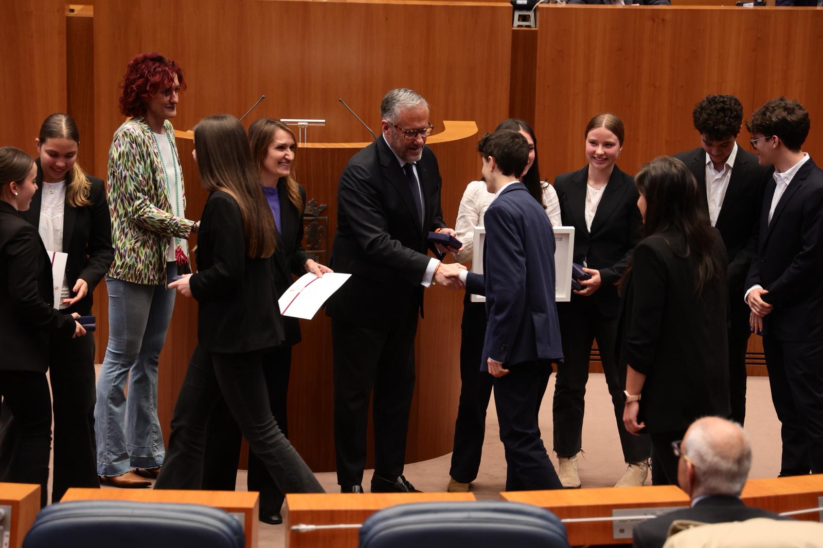 Carlos Pollán anima a los jóvenes finalistas de la X Liga Debate a “hacer de la convicción el principio rector de vuestros discursos”
